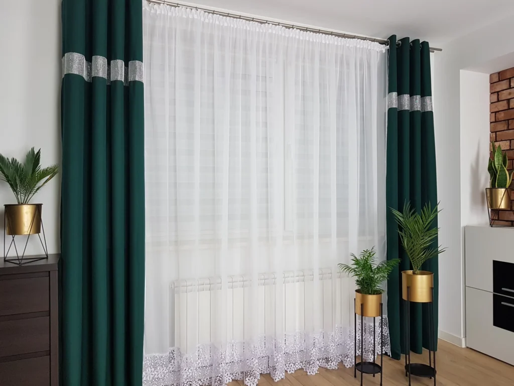 Długa firana z woalu zdobiona 30cm gipiurą 500cm