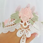 Firana zdobiona modną gipiurą w kwiaty
