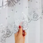 Firana z haftem zdobiona modnym wzorem liści- szara monstera