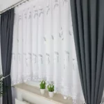Haftowana firana z gipiurą biało-szara