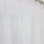Krótka firana z haftowaną gipiurą