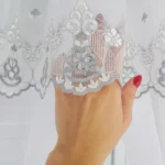 Firana z haftem zdobiona uroczymi kokardami-jasnoszara