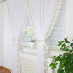 Elegancka Firana z Woalu z Gipiurą – Klasyczna, Stylowa, i Funkcjonalna!