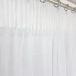 Długa firana z wolu zdobiona haftem