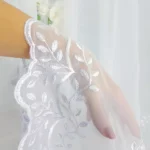 Długa firana z wolu zdobiona haftem
