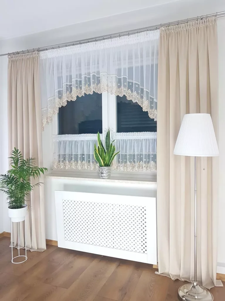 Firanka do kuchni z haftem, zazdrostki-beż
