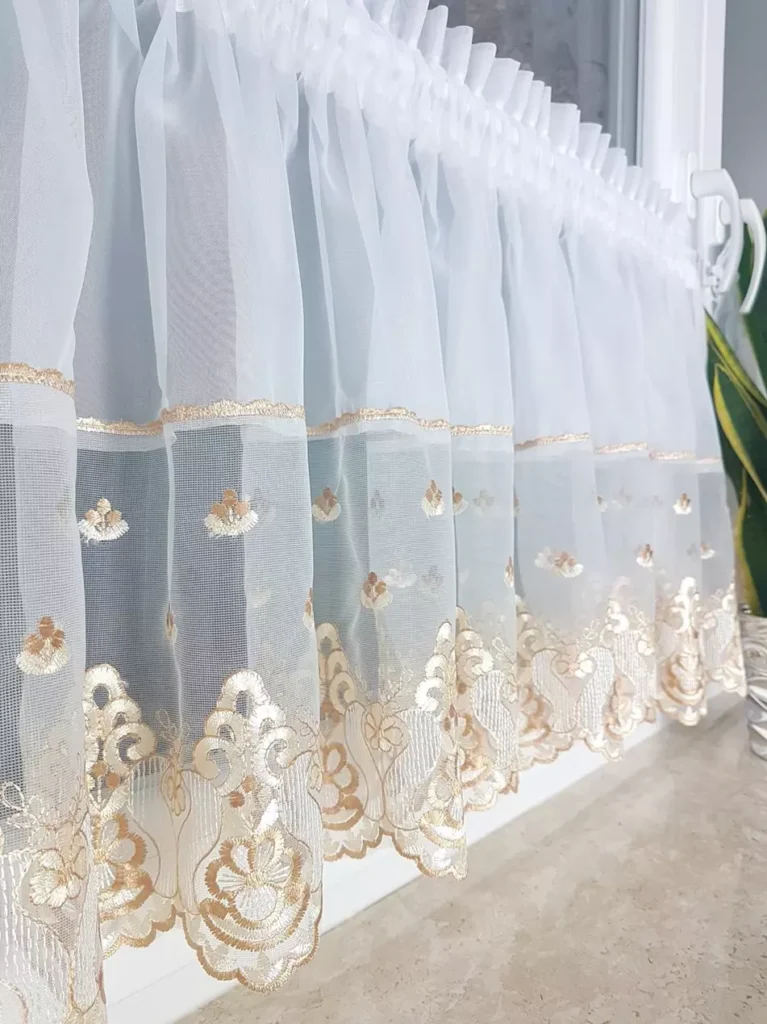 Firanka do kuchni z haftem, zazdrostki-beż