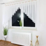 Firana gotowa z woalu zdobiona oryginalną gipiurą