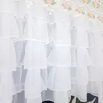 Firana gotowa zdobiona falbanami oraz gipiurą