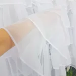 Firana gotowa zdobiona falbanami oraz gipiurą