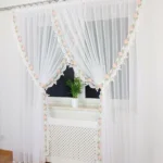 Elegancka firana z woalu wykończona modną gipiurą