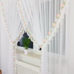 Elegancka firana z woalu wykończona modną gipiurą