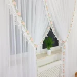 Elegancka firana z woalu wykończona modną gipiurą