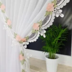 Elegancka firana z woalu wykończona modną gipiurą