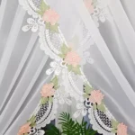 Elegancka firana z woalu wykończona modną gipiurą