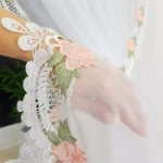 Elegancka firana z woalu wykończona modną gipiurą