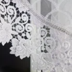 Dwuwarstwowa firana zdobiona gipiurą uszyta z markizety w łuski