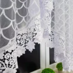 Dwuwarstwowa firana zdobiona gipiurą uszyta z markizety w łuski