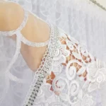Dwuwarstwowa firana zdobiona gipiurą uszyta z markizety w łuski
