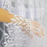 Firana z modnej markizety zdobiona haftem oraz gipiurą