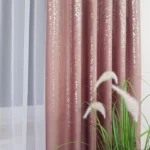 Zasłona welurowa w kolorze zgaszonego różu zdobiona srebrnym deszczykiem