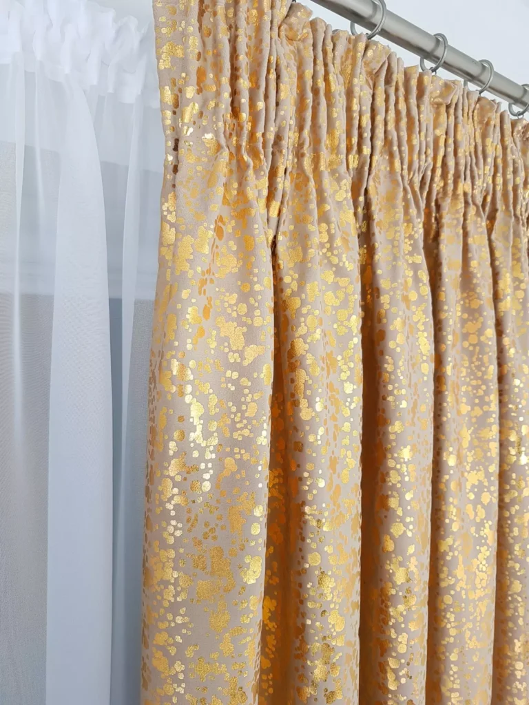Zasłona welurowa w kolorze beżu zdobiona deszczykiem