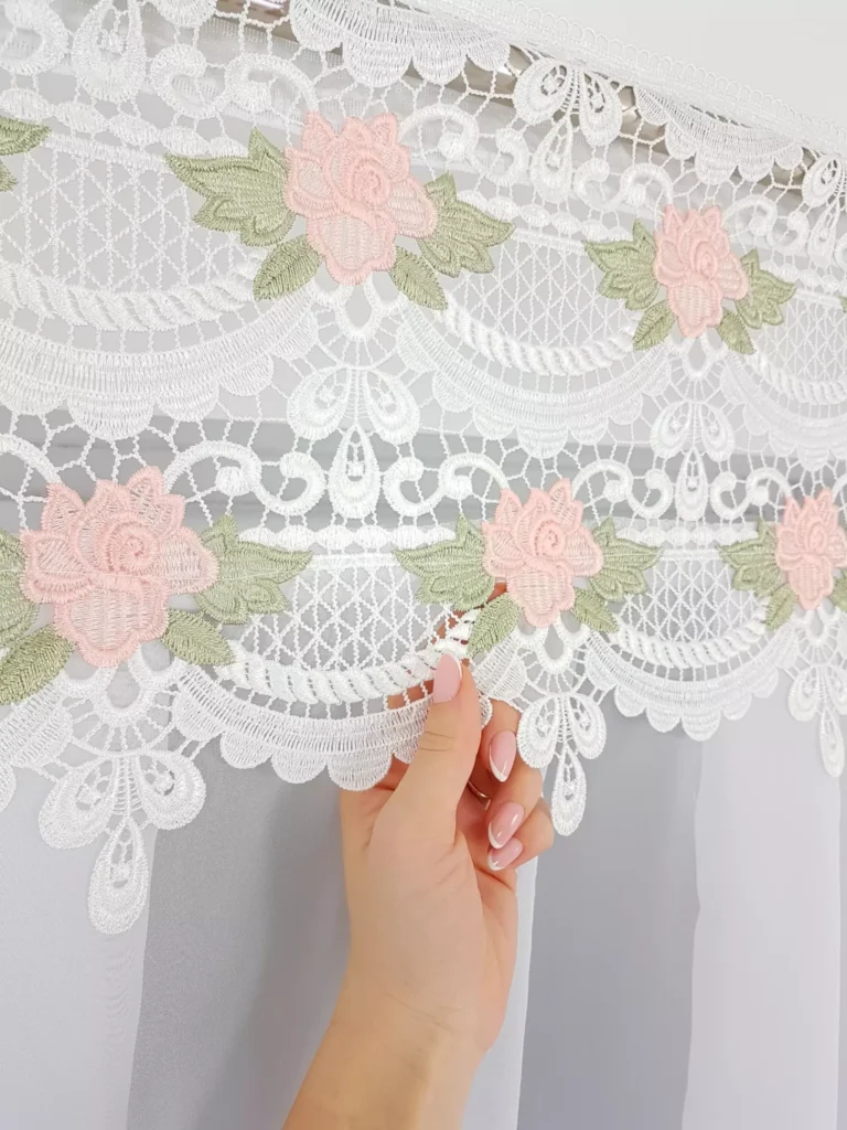 Elegancka Firana z Gipiurą – Klasyczna Lekkość i Styl