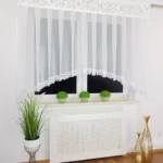 Elegancka nowoczesna firana z panelem i gipiurą zdobiona płatkami woalu