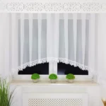 Elegancka nowoczesna firana z panelem i gipiurą zdobiona płatkami woalu