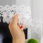 Elegancka nowoczesna firana z panelem i gipiurą zdobiona płatkami woalu
