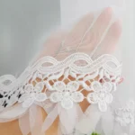 Elegancka nowoczesna firana z panelem i gipiurą zdobiona płatkami woalu