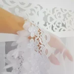 Elegancka nowoczesna firana z panelem i gipiurą zdobiona płatkami woalu