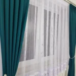 Firana z siateczki zdobiona gipiurą