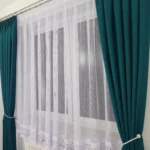 Firana z siateczki zdobiona gipiurą