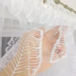Elegancka firana z haftem oraz gipiurą 400x180cm