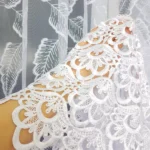 Elegancka firana z haftem oraz gipiurą 400x180cm