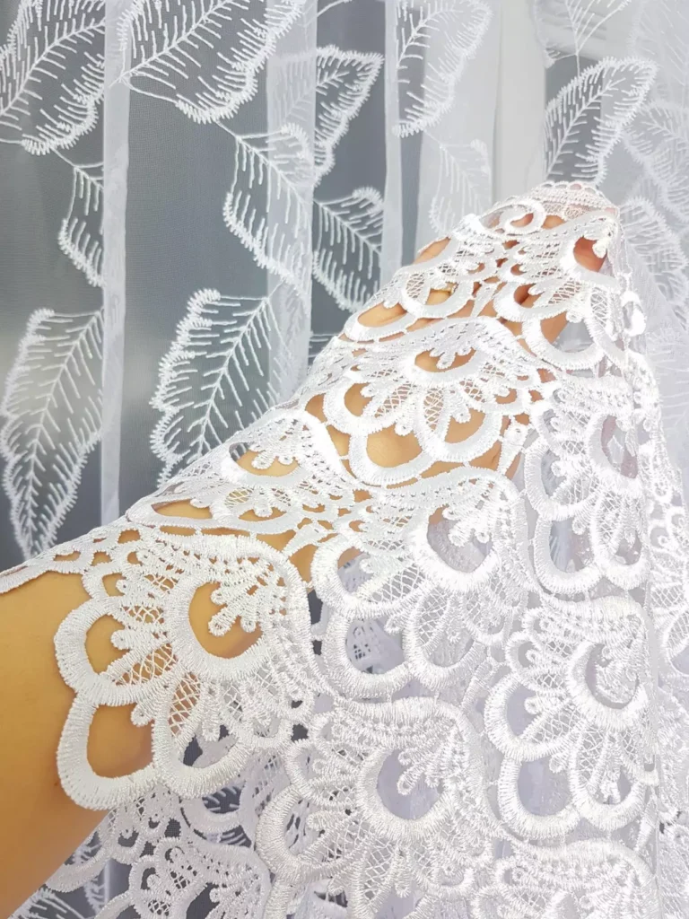 Elegancka firana z haftem oraz gipiurą 400x180cm