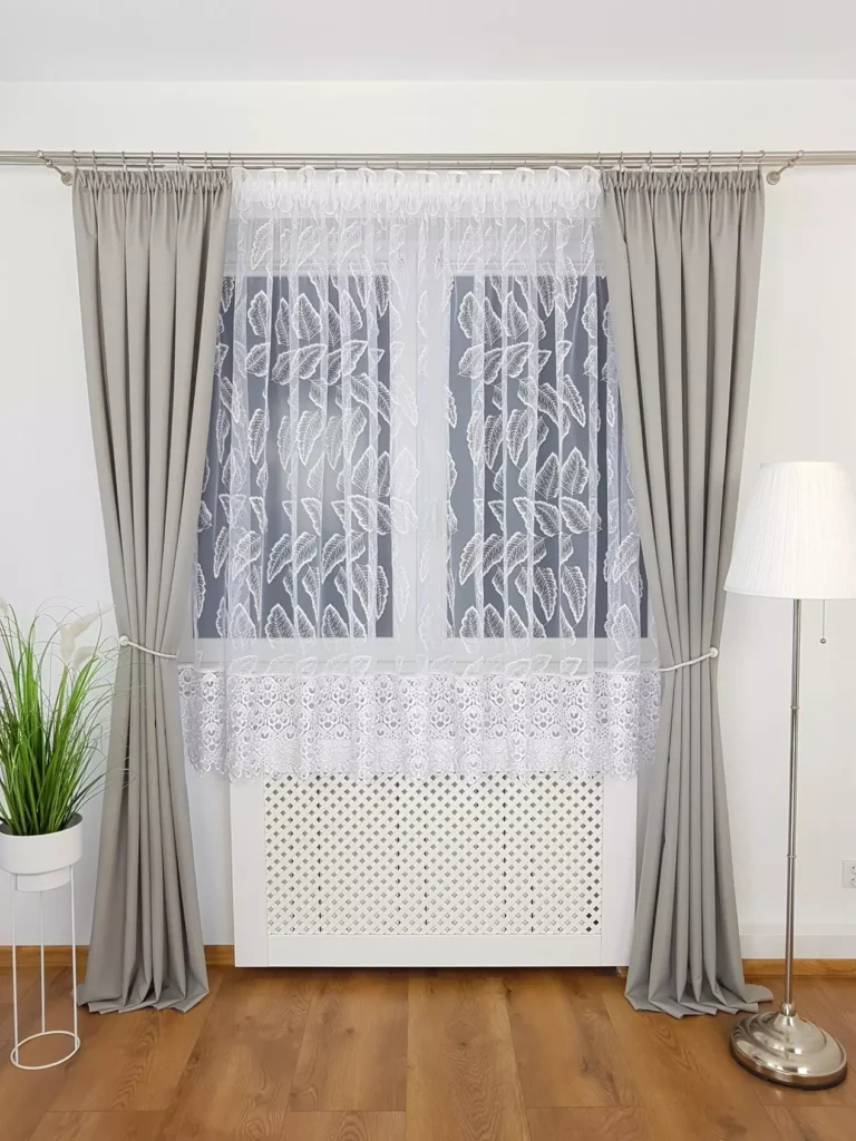 Elegancka firana z haftem oraz gipiurą 400x180cm