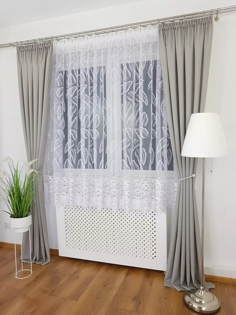 Elegancka firana z haftem oraz gipiurą 400x180cm