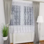 Elegancka firana z haftem oraz gipiurą 400x180cm