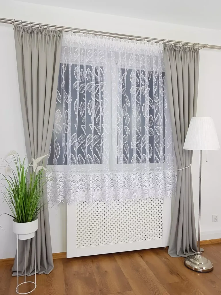 Elegancka firana z haftem oraz gipiurą 400x180cm