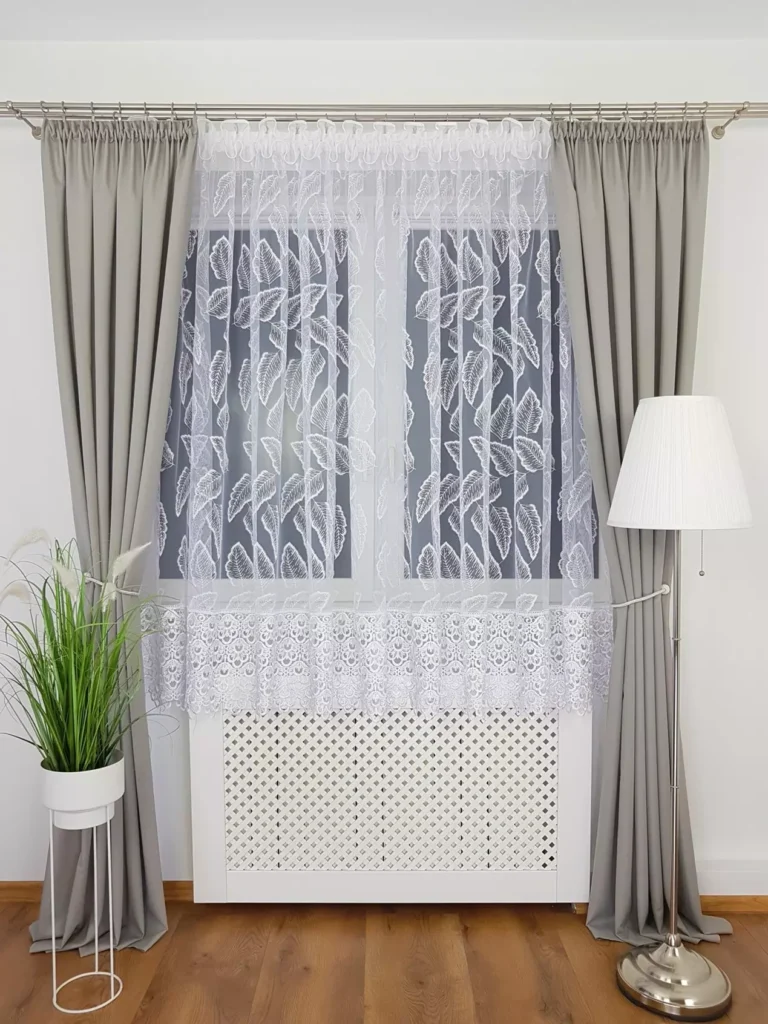 Elegancka firana z haftem oraz gipiurą 400x180cm