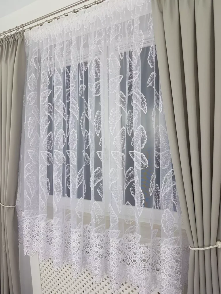 Elegancka firana z haftem oraz gipiurą 400x180cm