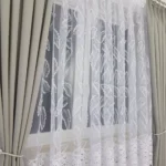 Elegancka firana z haftem oraz gipiurą 400x180cm