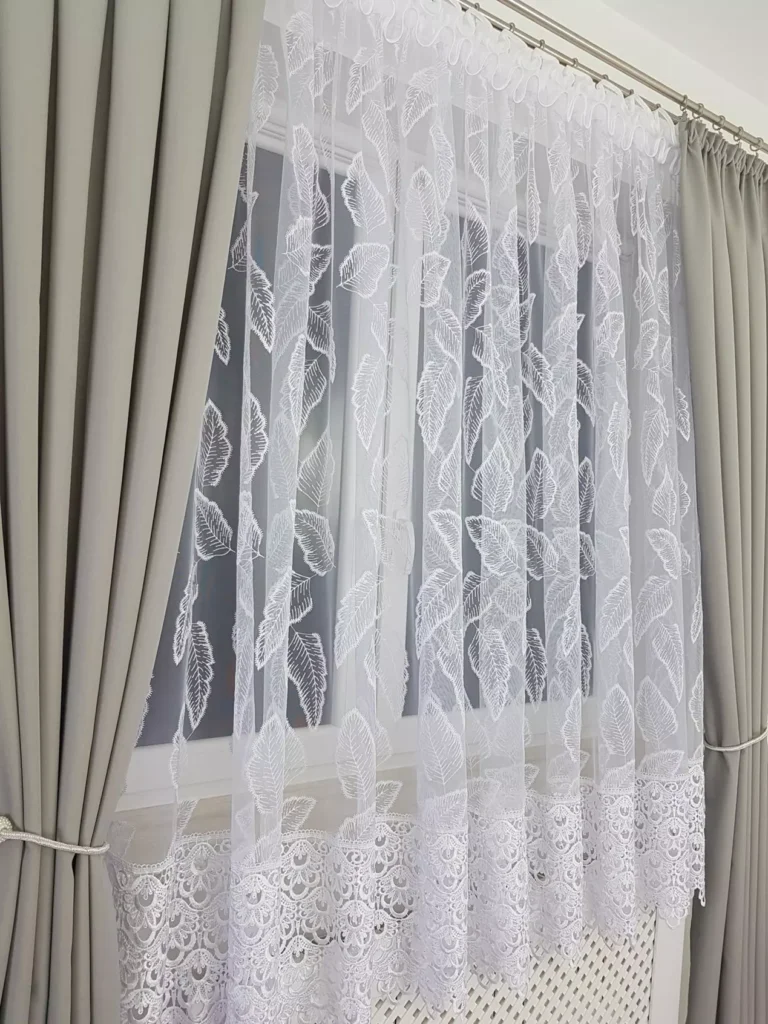 Elegancka firana z haftem oraz gipiurą 400x180cm