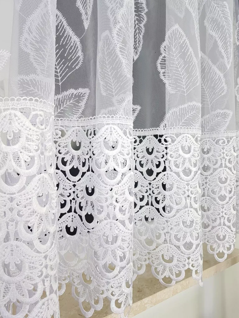Elegancka firana z haftem oraz gipiurą 400x180cm