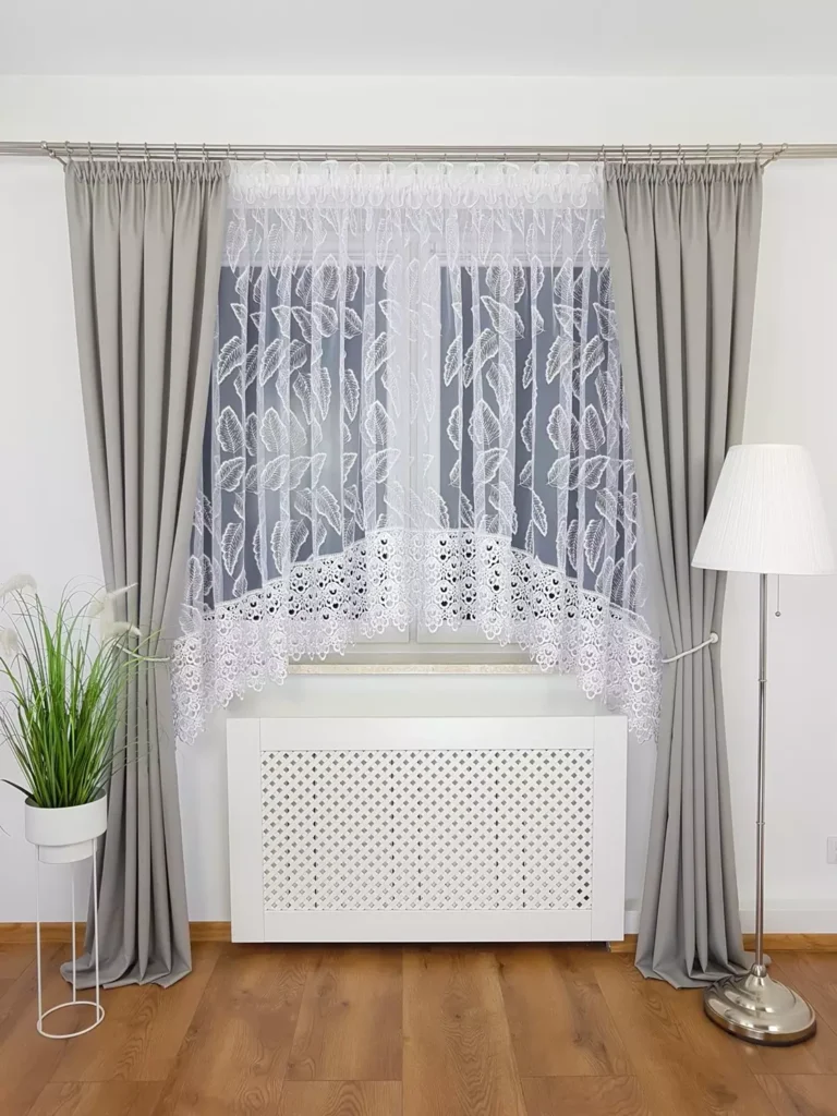 Elegancka firana z haftem oraz gipiurą uszyta w łuk 400x180cm
