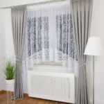 Elegancka firana z haftem oraz gipiurą uszyta w łuk 400x180cm