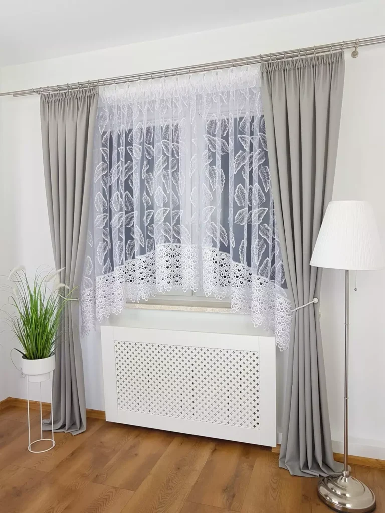 Elegancka firana z haftem oraz gipiurą uszyta w łuk 400x180cm