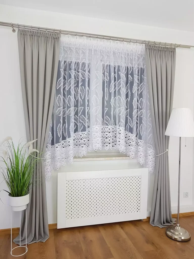 Elegancka firana z haftem oraz gipiurą uszyta w łuk 400x180cm
